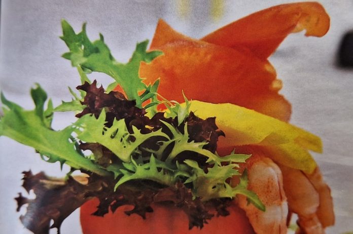 Оригінальна закуска-салат: помідори, фаршировані креветками та зеленню