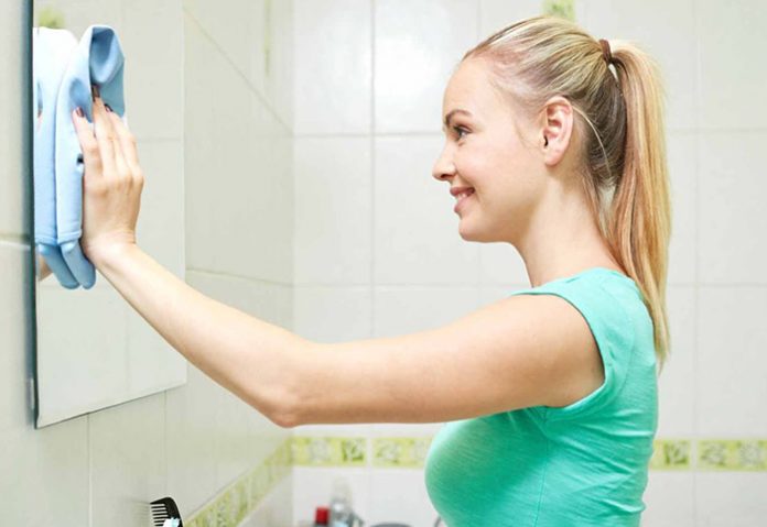 Чим помити дзеркало, якщо спеціального засобу для миття немає: поради досвідчених господинь