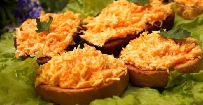 Морквяно-часникова паста на хліб