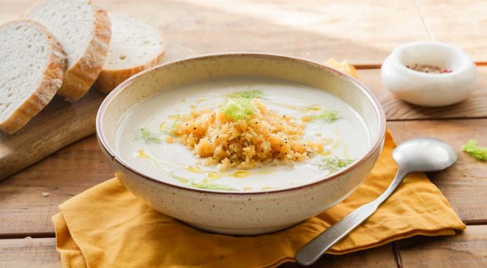 Смачний крем-суп з цвітної капусти, бекону та сиру