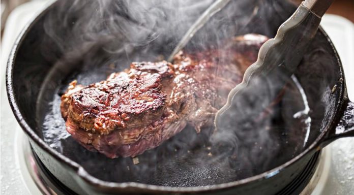 Як правильно смажити м'ясо, щоб воно не було сухим та жорстким