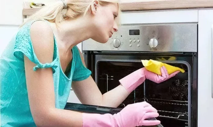 Як відмити духовку за допомогою трьох простих інгредієнтів: господиням на замітку