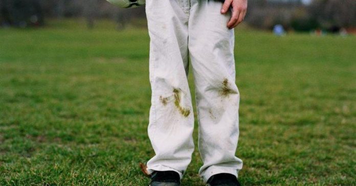 Як відіпрати пляму від трави з одягу: швидкий дієвий метод