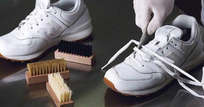 Білі кросівки сяятимуть чистотою: найефективніші способи чищення
