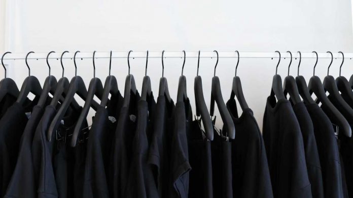 Як зберегти чорний колір одягу: поради для прання
