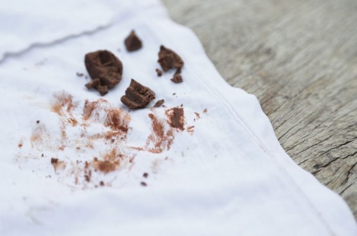 Як просто видалити шоколадні плями шоколаду з одягу