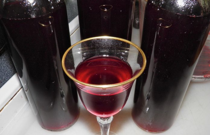 Як приготувати домашнє вино зі слив