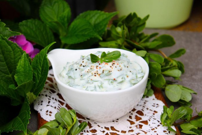 Простий та корисний салат з йогуртом за лічені хвилини