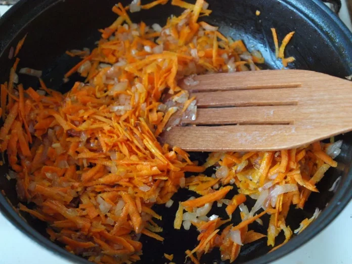 Три кроки до вдвічі смачнішої засмажки з цибулі та моркви