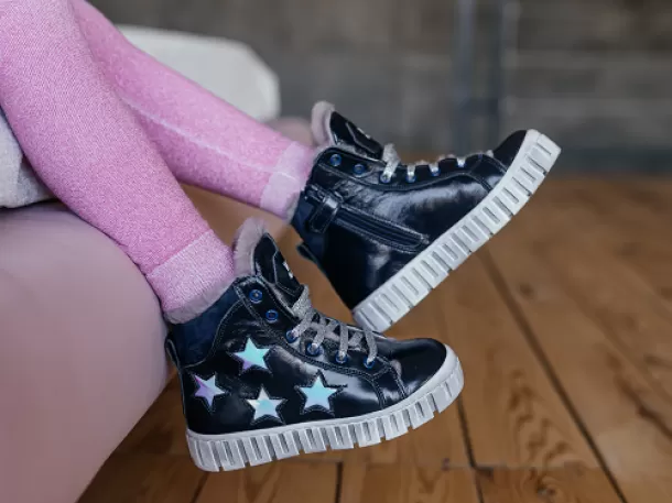 Дитячі зимові черевики для дівчинки пошиті в популярному спортивному стилі