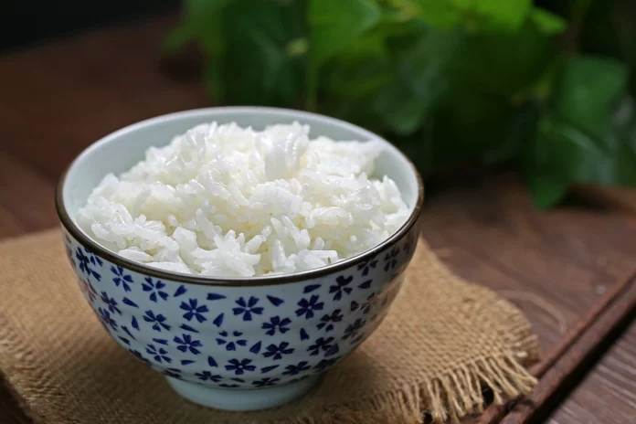 Як правильно промивати рис, щоб зварити його розсипчастим
