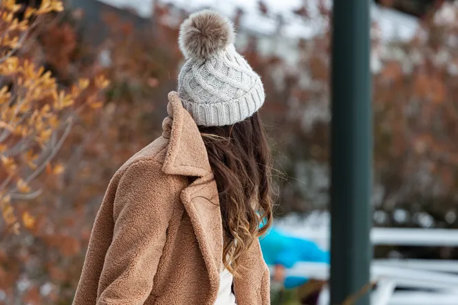 Як вибрати шапку на морози, щоб не нашкодити волоссю: 3 поради від трихолога