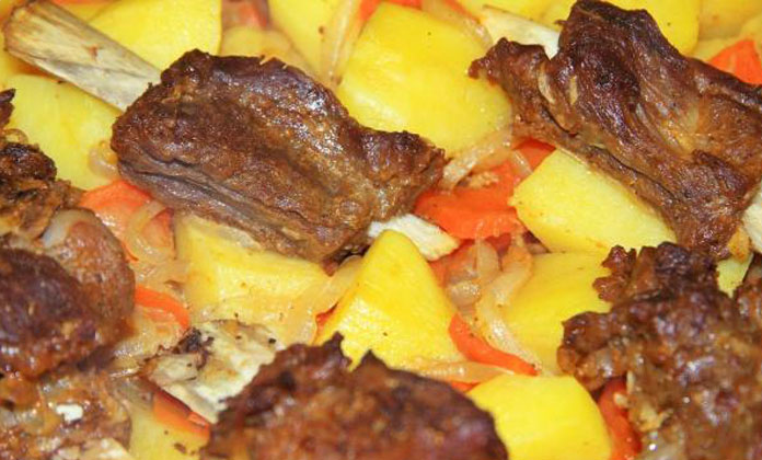 Як приготувати картоплю з ребрами в духовці: страви з бабусиної печі