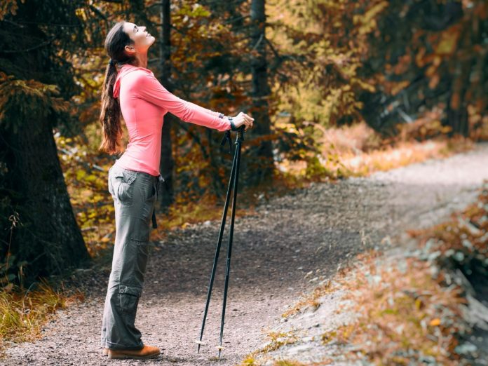 5 помилок під час ходьби, які шкодять спині та колінам