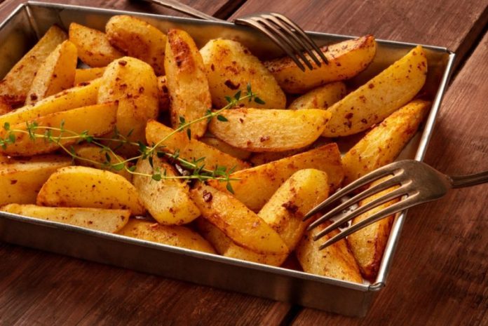 Які спеції додати до запеченої картоплі, щоб вона розкрила свій смак