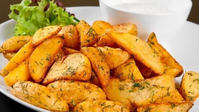 Ароматна картопля у духовці: особливості золотої скоринки