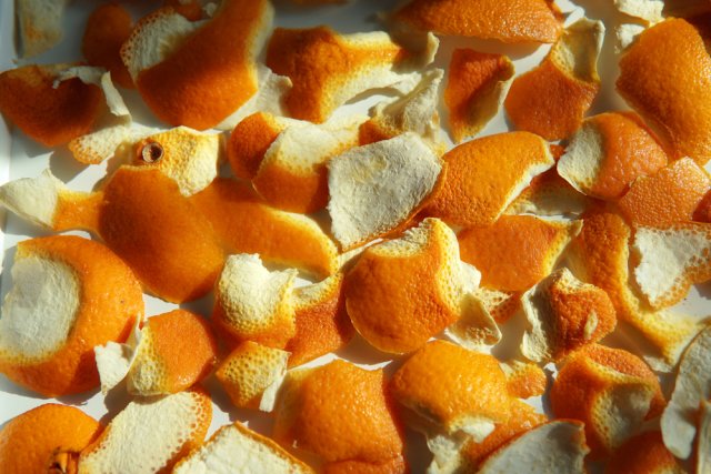 Відкрили вже сезон мандаринок? Не поспішайте викидати шкірочки, адже вони можуть стати корисною знахідкою для побутових справ. Ось декілька варіантів, як можна використати мандаринові відходи.