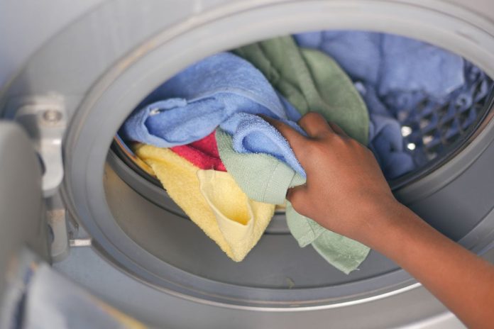 5 порад, що робити з речами, які полиняли після прання