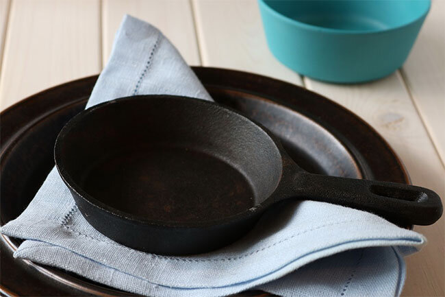 Як позбавити посуд від пригорілого жиру: корисні поради