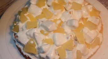 Тропічна шарлотка з ананасами для чаювання: рецепт без випікання