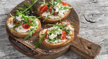 Ідея для закуски: канапе з сиром та редькою