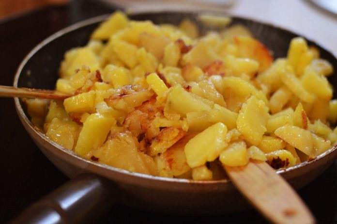 Як посмажити апетитну картоплю, щоб вона не прилипала до сковороди