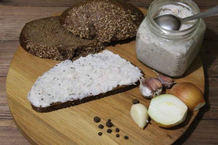 Намазка на хліб з сала — найкраще доповнення до борщу