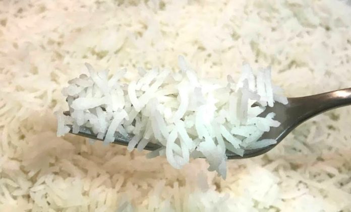 Чому злипається рис при відварюванні: основні помилки