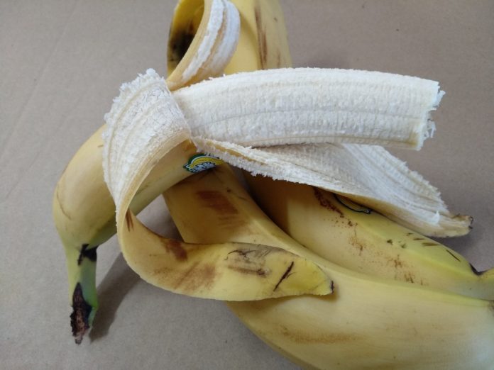 Як зміцнити кореневу систему квітів за допомогою бананів
