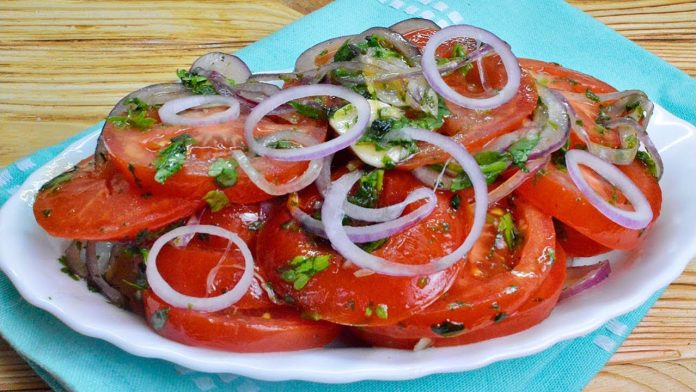 Кулінари розповіли, чим заправити салат зі стиглих помідорів