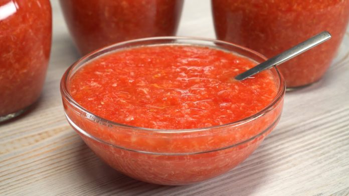 Як приготувати приправу з помідорів та хрону