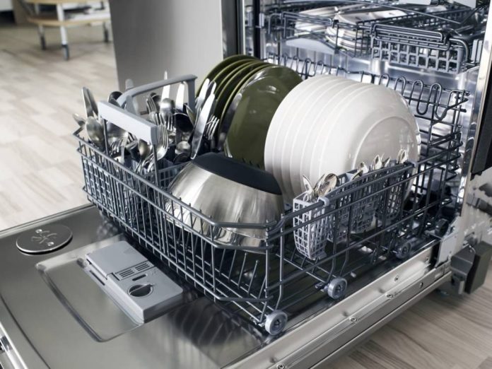 Як позбутися запаху в посудомийній машині: два найпростіших засоби
