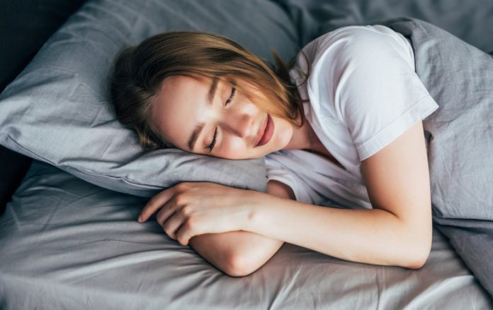 Які 10 приємних дрібниць потрібно робити перед сном, щоб виспатися