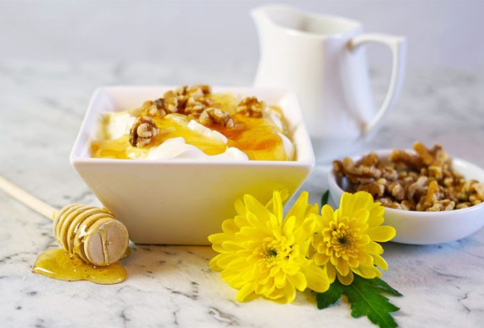 Як приготувати йогуртовий десерт з медом та горіхами