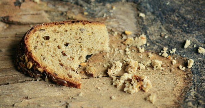 Чому не можна стирати рукою крихти хліба зі столу: народні прикмети та застереження