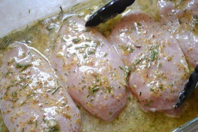 Кулінари поділилися двома рецептами маринадів для курячого філе