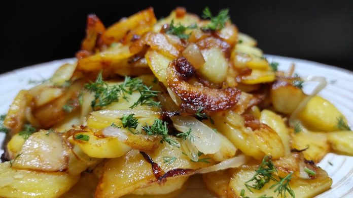 Чому кулінари не рекомендують смажити картоплю разом з цибулею
