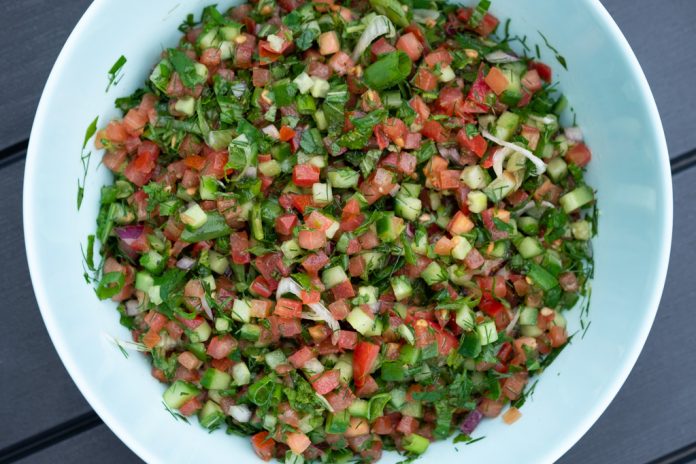 Що треба додати до салату з помідорів та огірків для покращення звичного смаку