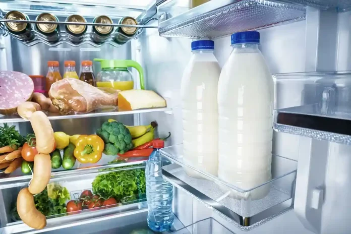 Господині розповіли, чому не треба ставити пляшку з молоком в двері холодильника