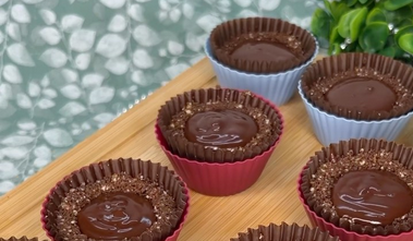 Кондитери розповіли секрети приготування шоколадних тістечок без випікання