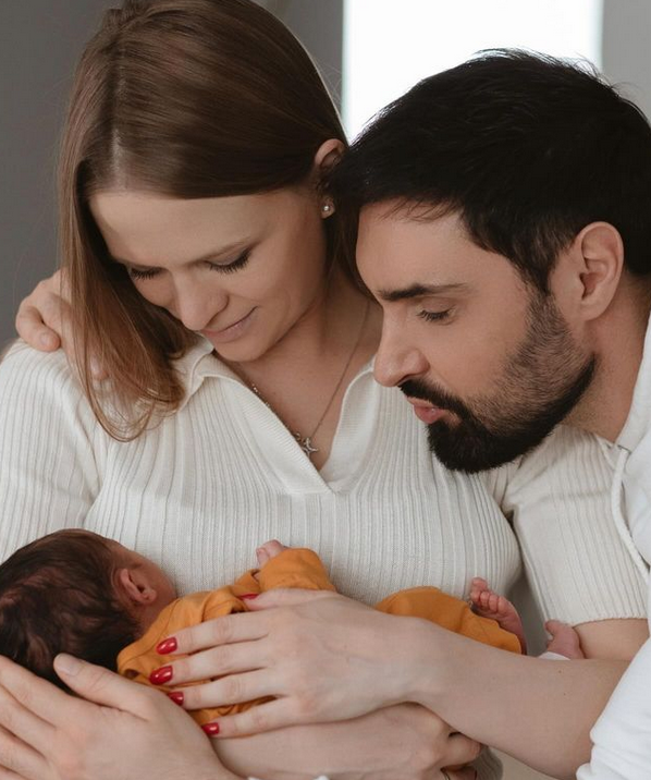 Співак Віталій Козловський став батьком та показав дружину з малюком