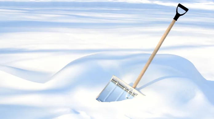 Чим обробити лопату, щоб під час прибирання снігу він не прилипав до поверхні