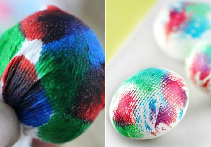 Незвичайний спосіб фарбування яєць