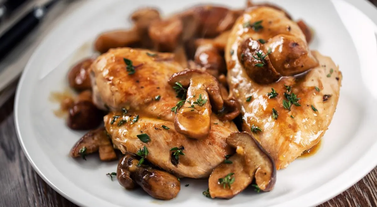 Ідея для вечері: як запекти курча з цілими грибами