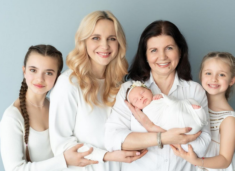 Ліля Ребрик з мамою та доньками