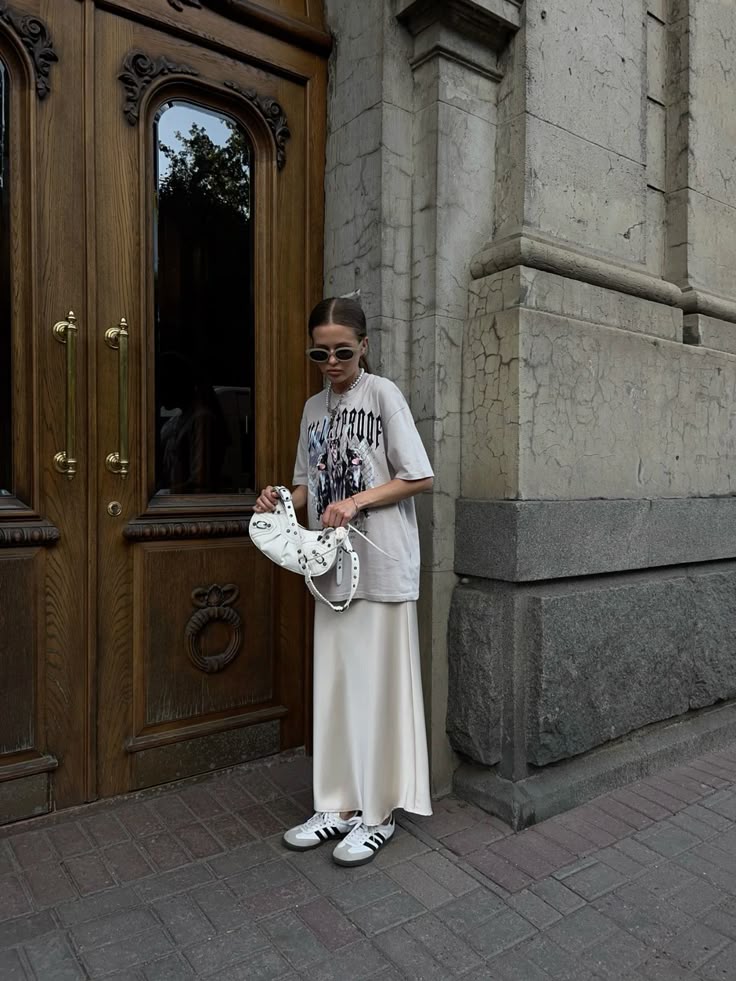 Атласна спідниця з кросівками в стилі ретро