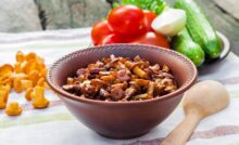 Як приготувати овочевий салат з лисичками