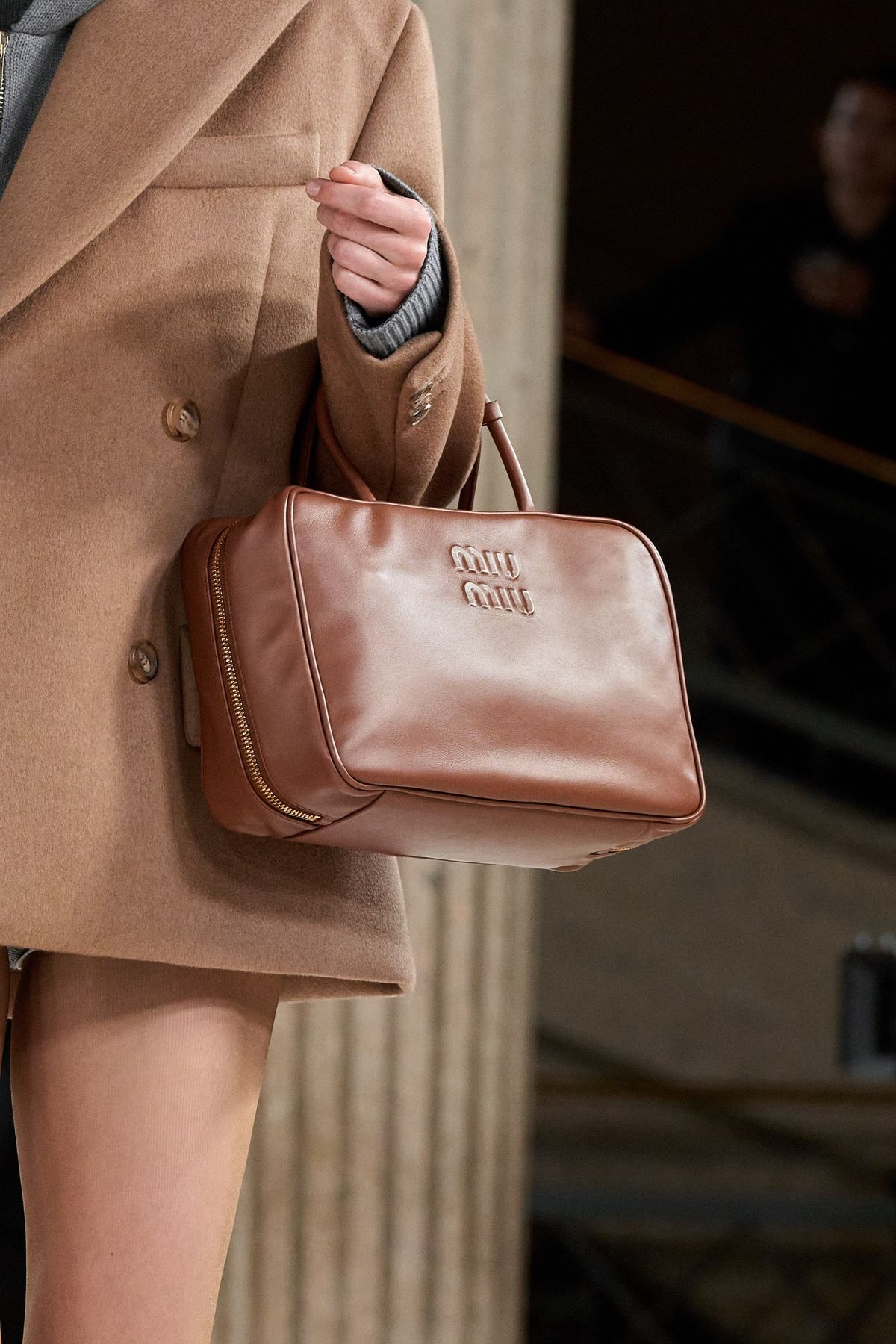 Прямокутна сумка в естетиці Miu Miu