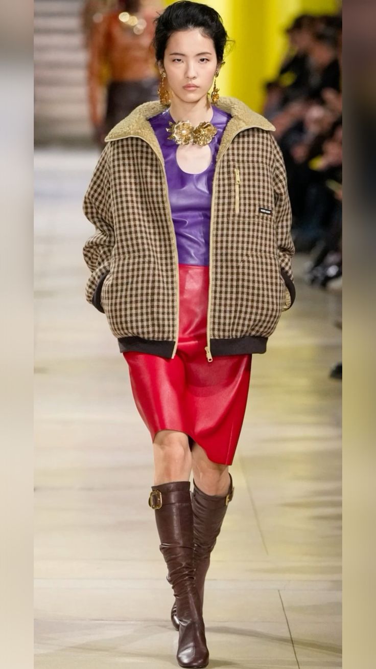 Червона шкіряна спідниця від Miu Miu/Fall 2025